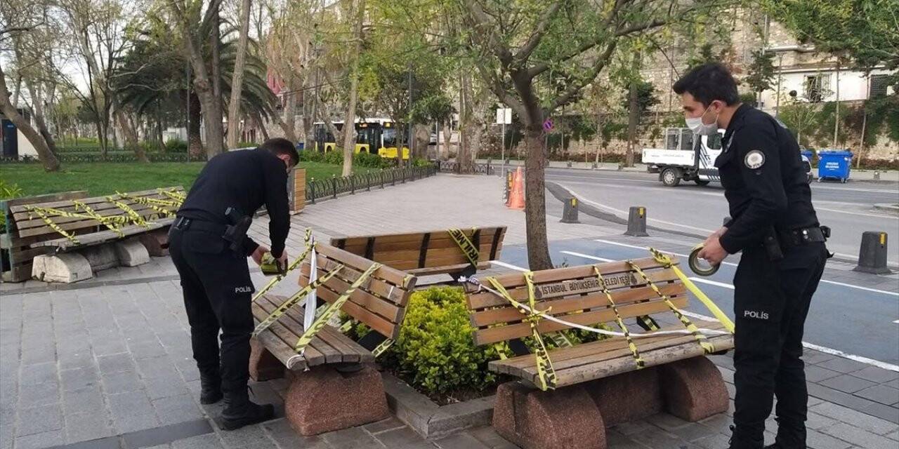 Üsküdar Meydanı'ndaki Oturma Banklarına Şerit Çekildi