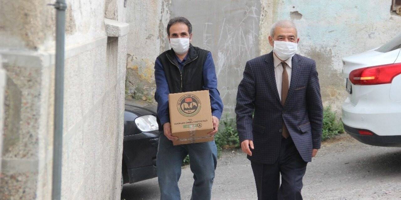 İzmir Vakıflar Bölge Müdürlüğünden 462 Aileye Kuru Gıda Yardımı