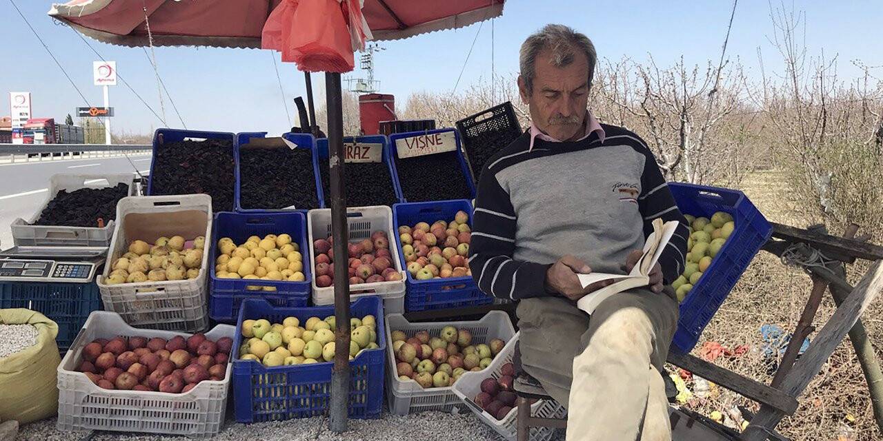 Yol Üzerindeki Tezgahında Müşterilerini Beklerken 1000 Kitap Bitirdi
