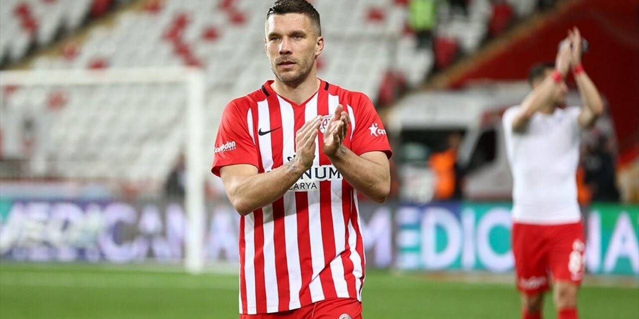 Podolski Yeşil Sahalardan Sonra 'er Meydanı'na Da Gözünü Dikti