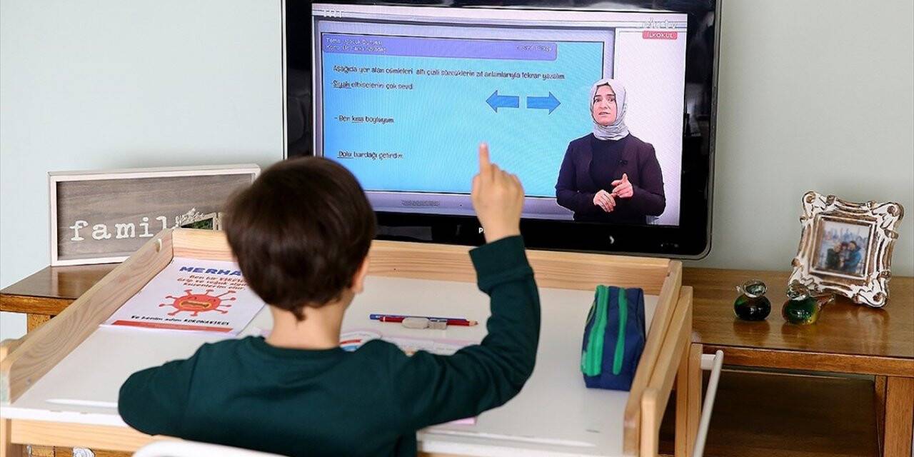 Kovid-19 Salgını Dünya Genelinde Uzaktan Ve Sanal Eğitimi Zorunlu Kıldı