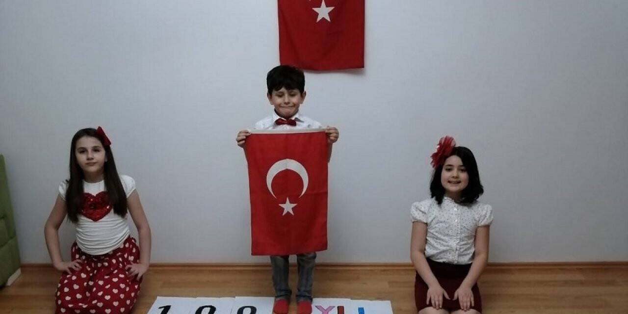 Konya'da Çocuklardan Ev Ve Balkonlarda 23 Nisan Bayramı Kutlamaları