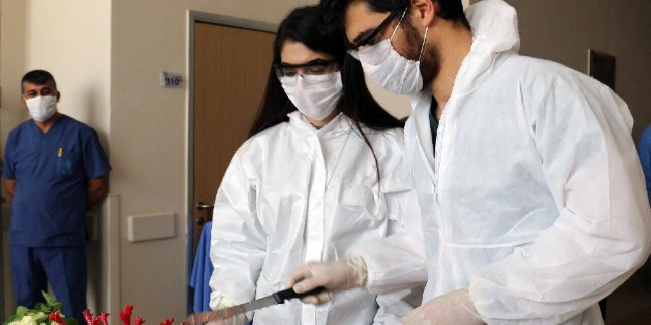 Doktor Ve Hemşire Korona Virüsten Ertelenen Nişanlarını Hastanede Yaptı