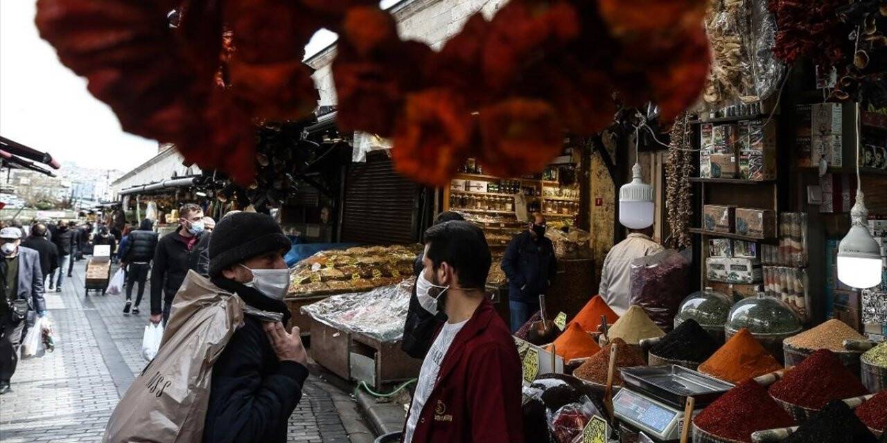 İstanbul'da Sokağa Çıkma Kısıtlaması Öncesi Alışveriş Yoğunluğu