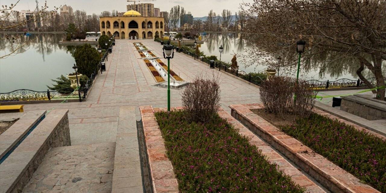 İran'da Salgın Nedeniyle Kapatılan Park Ve Bahçeler Bir Ay Sonra Yeniden Açıldı
