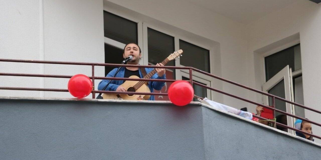 Müzik öğretmeninden 23 Nisan konseri