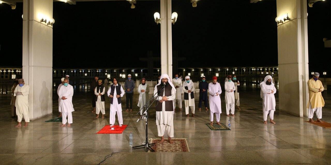 Pakistan'da sosyal mesafeli ilk teravih
