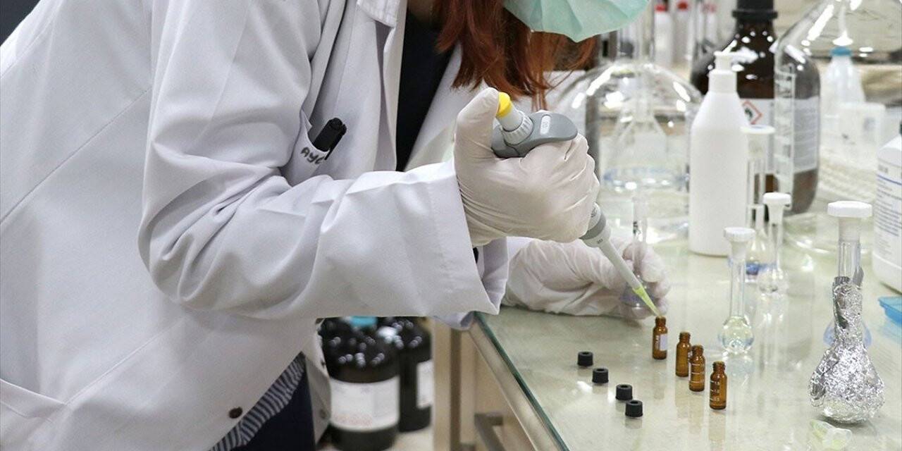Türkiye'de 6 Üniversite Kovid-19'a Aşı Bulmaya Çalışıyor