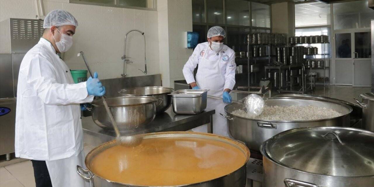 Türk Kızılayın kazanları Van'da ihtiyaç sahipleri için kaynıyor