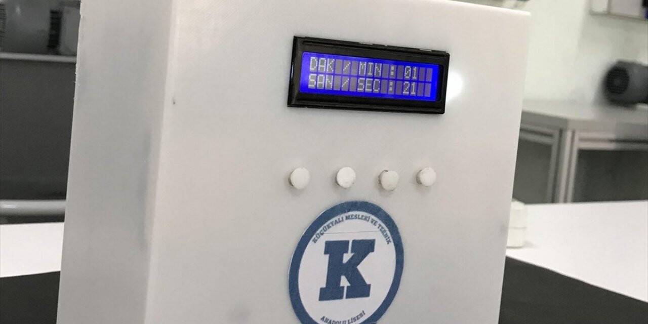 Meslek lisesi öğretmenleri hava dezenfekte cihazı ve temassız termometre üretti