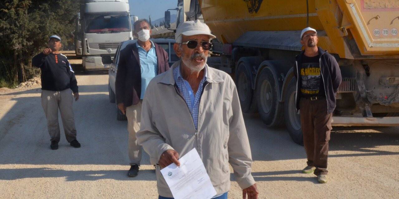 Antalya'da tozdan rahatsız olan mahalle sakinlerinden yol kapatma eylemi