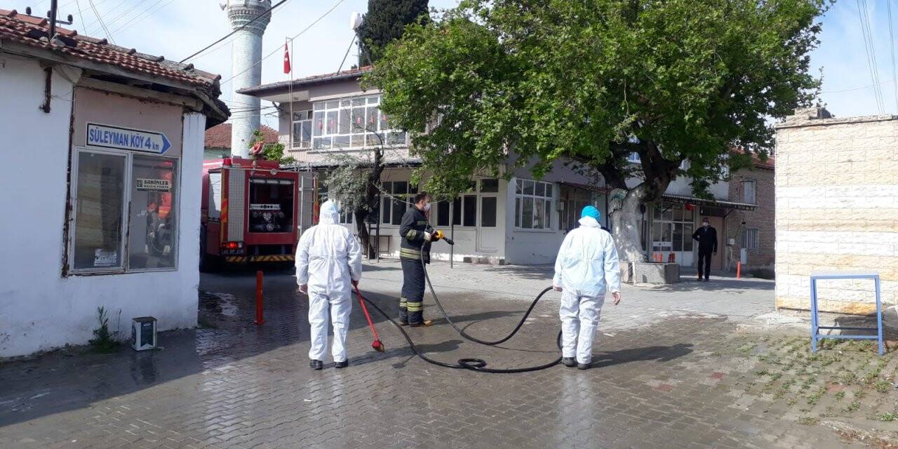 Manisa'da karantinaya alınan mahalle dezenfekte edildi