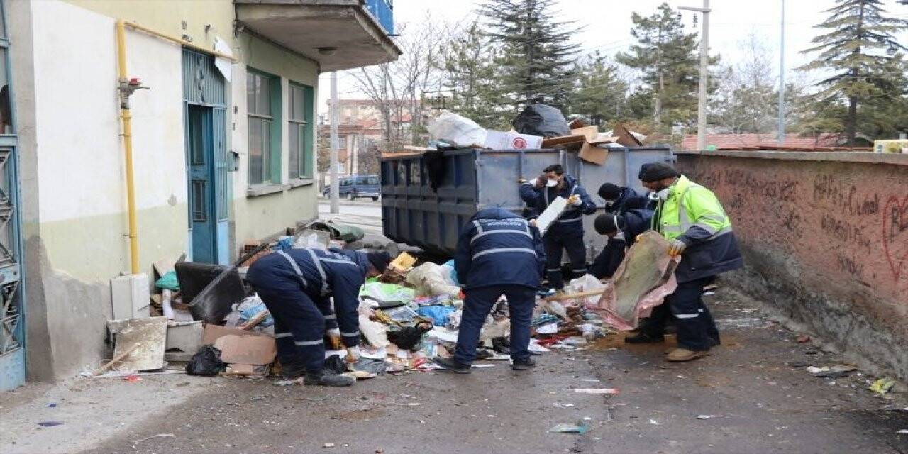 Çubuk'ta atık biriktirilmiş iki ev dezenfekte edildi