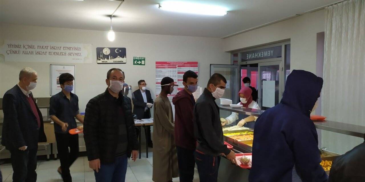 Şahin'den yurtta öğrencilerle iftar