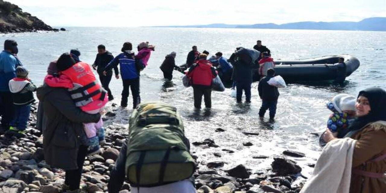 Muğla'da Türk kara sularına itilen 13 sığınmacı kurtarıldı