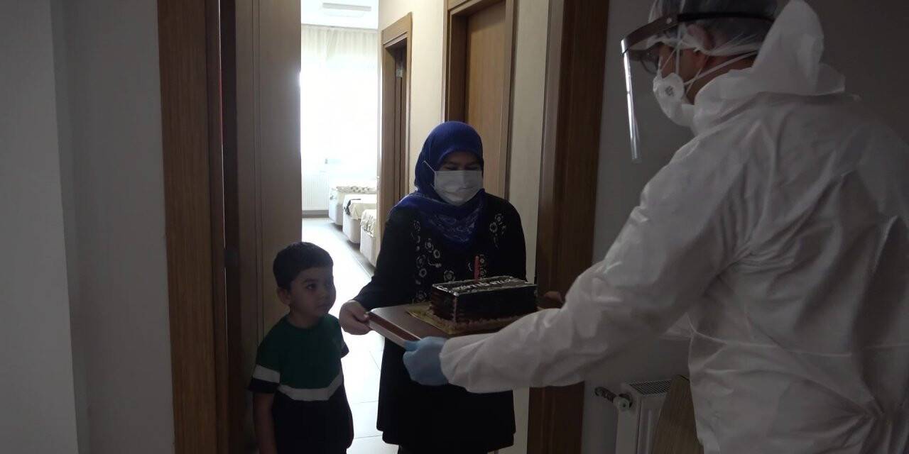Karantinadaki minik Alparslan'a doğum günü sürprizi