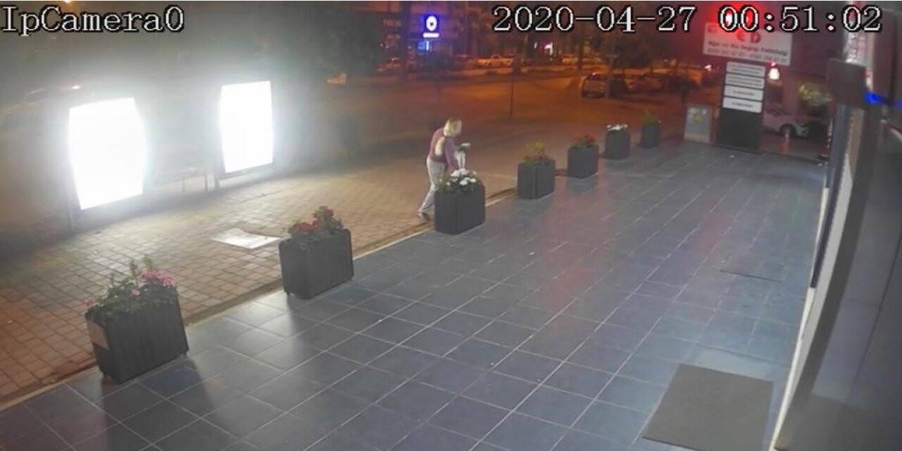 "Lütfen çiçekleri almayın, kamera kayıt yapıyor" uyarısı da çözüm olmadı