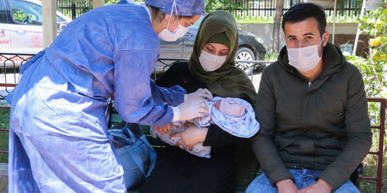 Beş günlükken Kovid19 tanısı konulan Suriyeli bebek alkışlarla taburcu