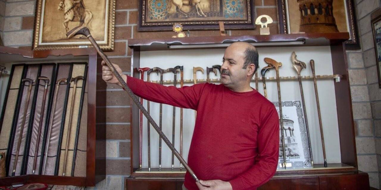 Ahlatlı usta, Sağlık Bakanı Koca'ya asırlık ceviz ağacından özel baston yaptı