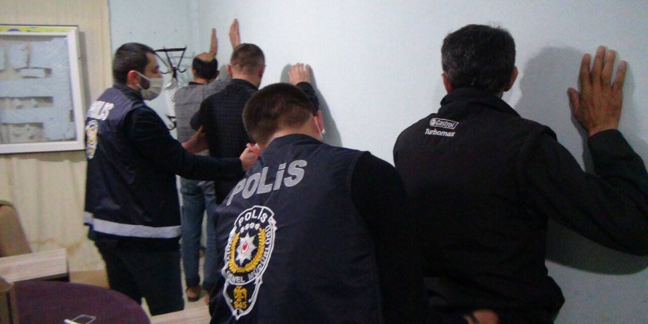 Kumar oynatılan boş dairede yakalanan 8 kişiye 39 bin 375 lira ceza
