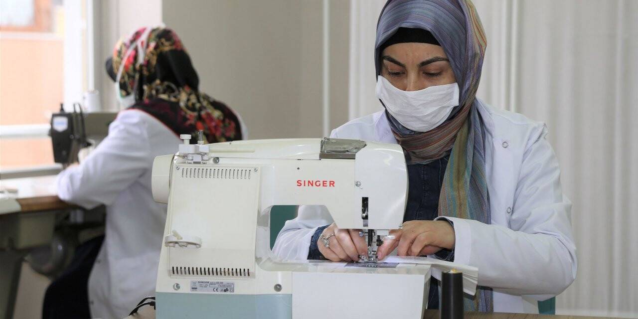 Sivas'ta gönüllü kursiyerler sağlık çalışanları için maske üretiyor