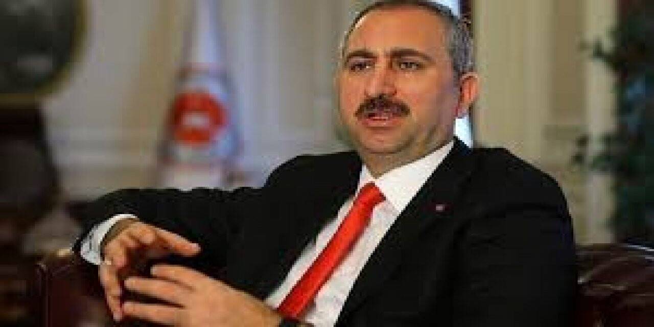 Bakan Gül, yurdunda kaldıkları okulun tadilatını yapan infaz koruma memurlarını kutladı