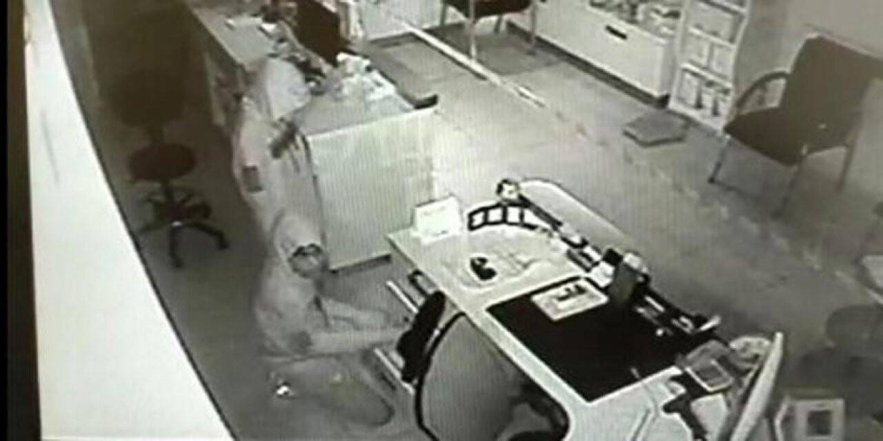 İş yeri kasasından hırsızlık anı güvenlik kamerasına yansıdı