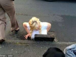 iPhone’unu Kurtarayım Derken Kanalizasyona Sıkıştı