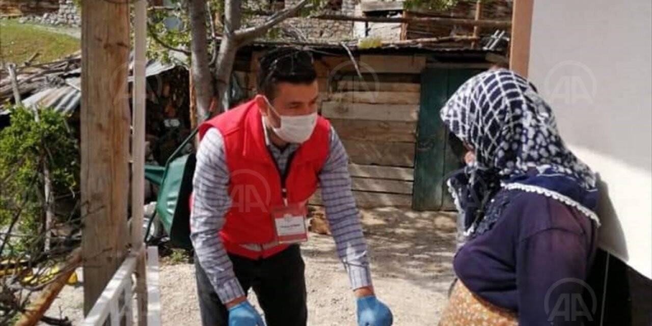 Gönüllü kursiyerler günlük bin 250 maske üretiyor