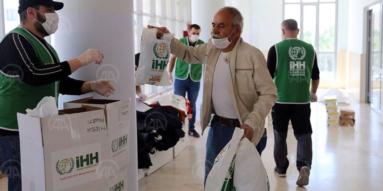 İHH, 35 evsize kıyafet ve hijyen paketi dağıttı