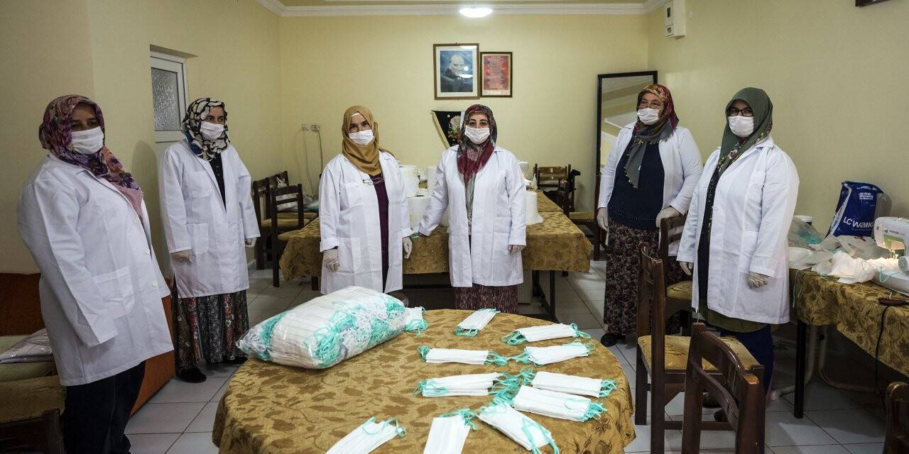 Tarım işletmesi çalışanlarının eşleri maske üretiyor
