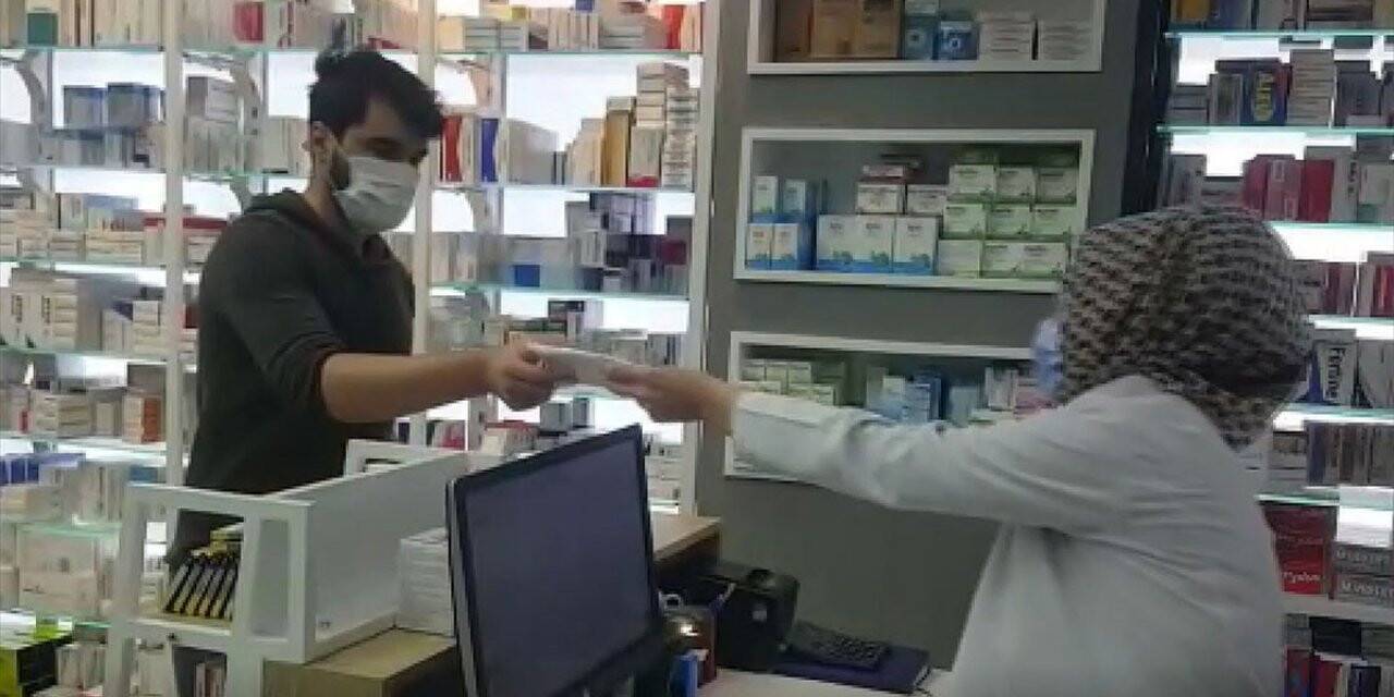 Eczaneler 40 milyon ücretsiz maske dağıttı