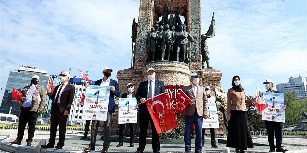 Sendikalar 1 Mayıs dolayısıyla Taksim Cumhuriyet Anıtı'na çelenk bıraktı