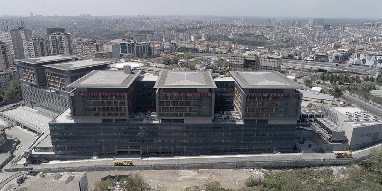 'Prof. Dr. Cemil Taşcıoğlu' yazılı tabela, Okmeydanı'ndaki şehir hastanesine asıldı
