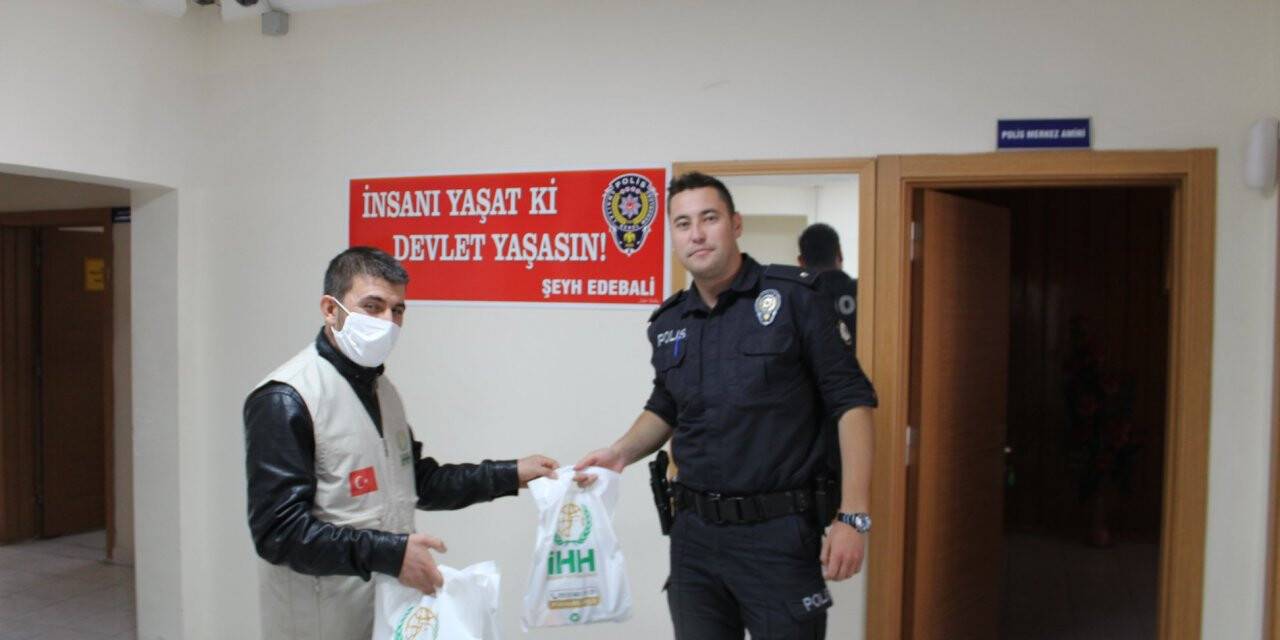 Yunak'ta İHH'den görevlilere iftariyelik hediye paketi