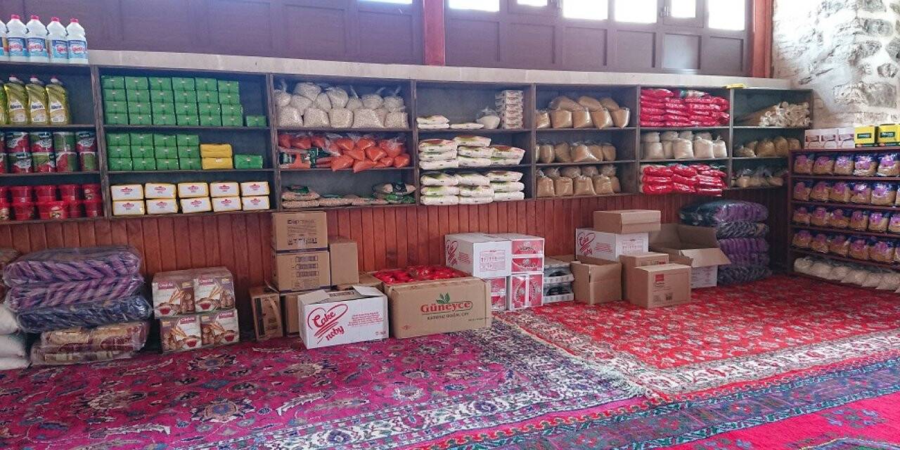 Konya'da Tarihi Camideki 'Hayır Çarşısı' İhtiyaç Sahiplerine Yardım Ulaştırıyor