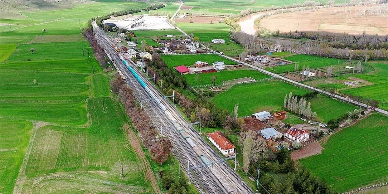 Modernize edilen Samsun-Sivas demir yolu hattında ilk yük treni sefere başladı