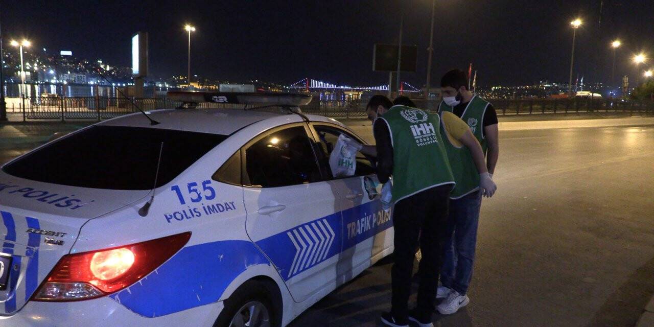 İHH'dan polise sahurluk ikramı