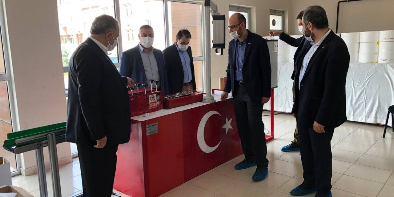 MÜSİAD Konya Şubesi meslek lisesinin ürettiği maske makinesini inceledi