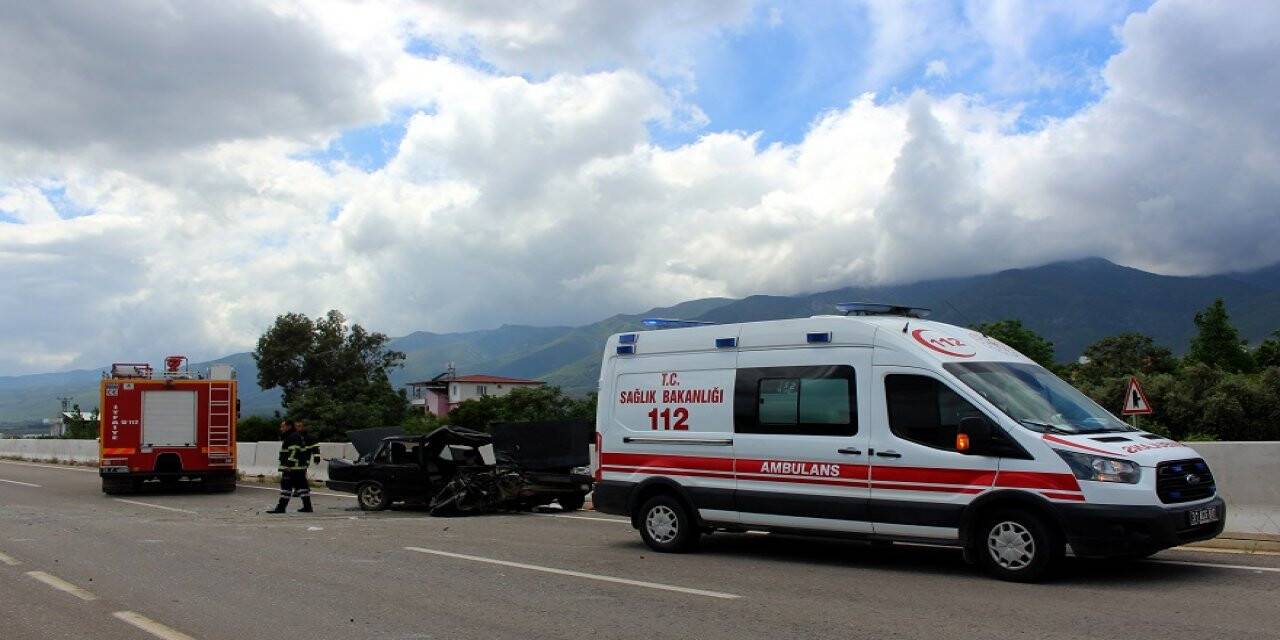 Hatay'da kontrolden çıkan otomobil iki araca çarptı: 4 yaralı