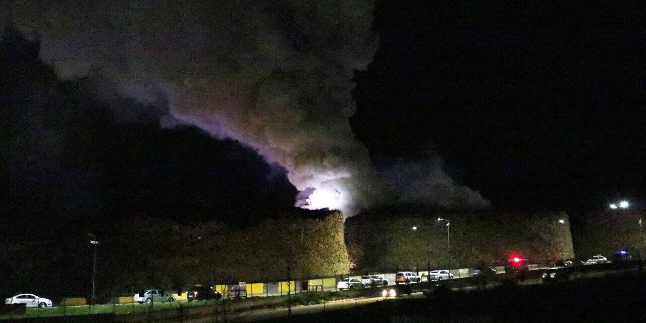 GÜNCELLEME - Kastamonu'da ağaç işleri yapan fabrikanın odun deposunda çıkan yangın söndürüldü