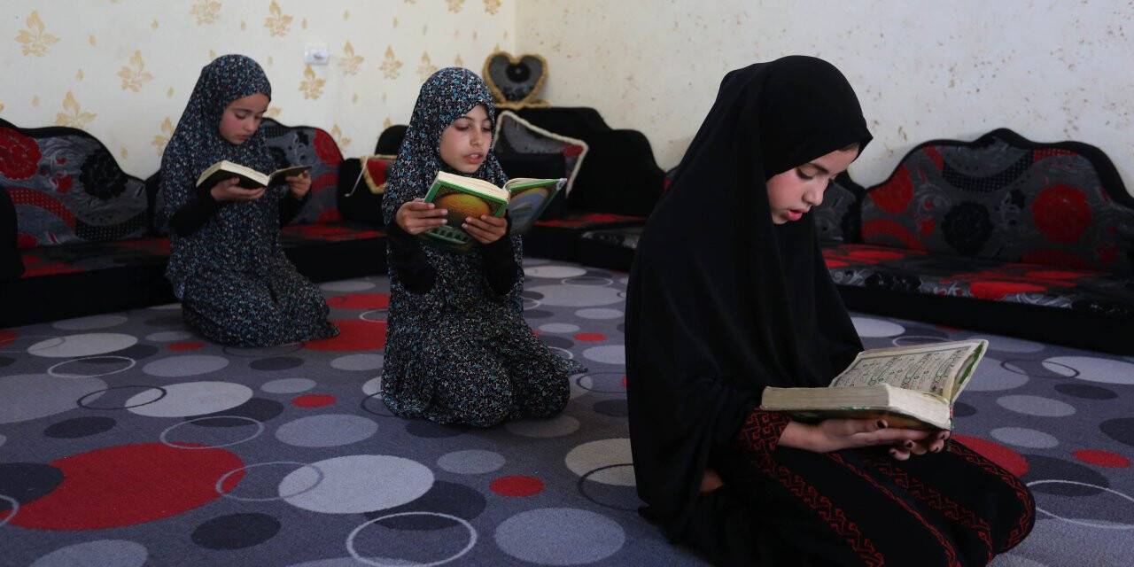 Filistinli Neccar, camilerin kapalı olduğu Gazze'de evinde hafız yetiştiriyor