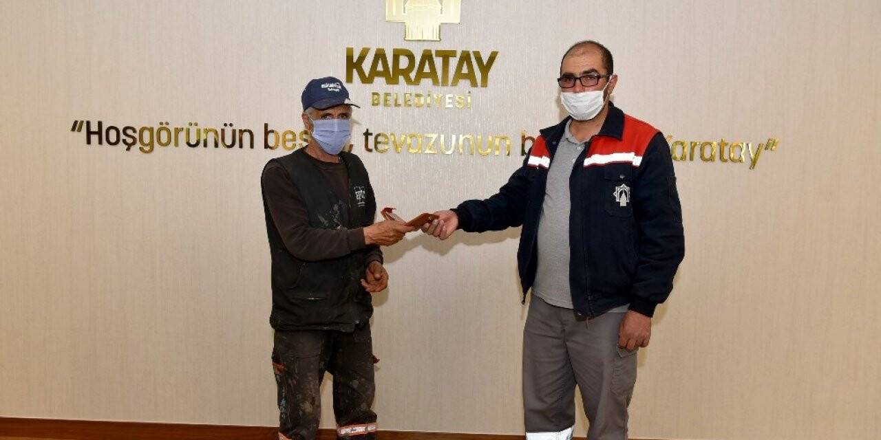 Karatay Personeli, Yolda Bulduğu Cüzdanı Sahibine Teslim Etti