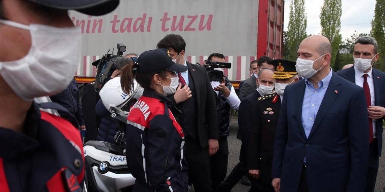 Soylu, Karayolu Güvenliği ve Trafik Haftası nedeniyle trafik kontrol noktasını ziyaret etti