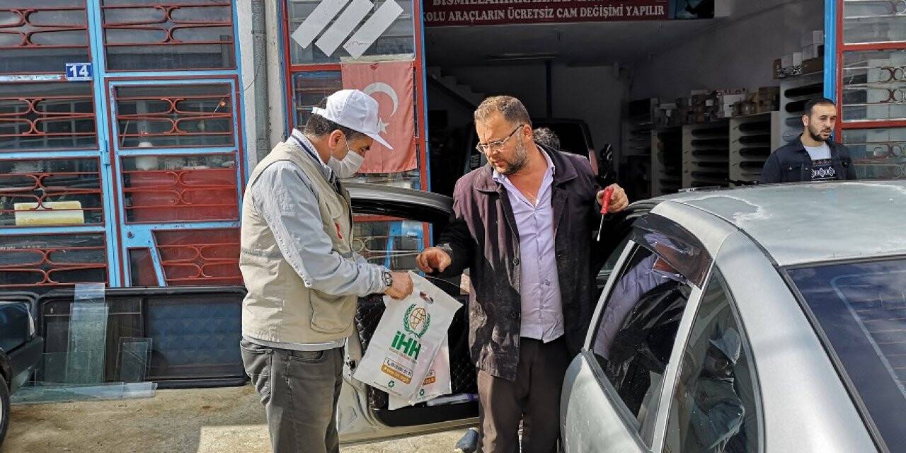 Konya'da İHH ücretsiz maske dağıttı