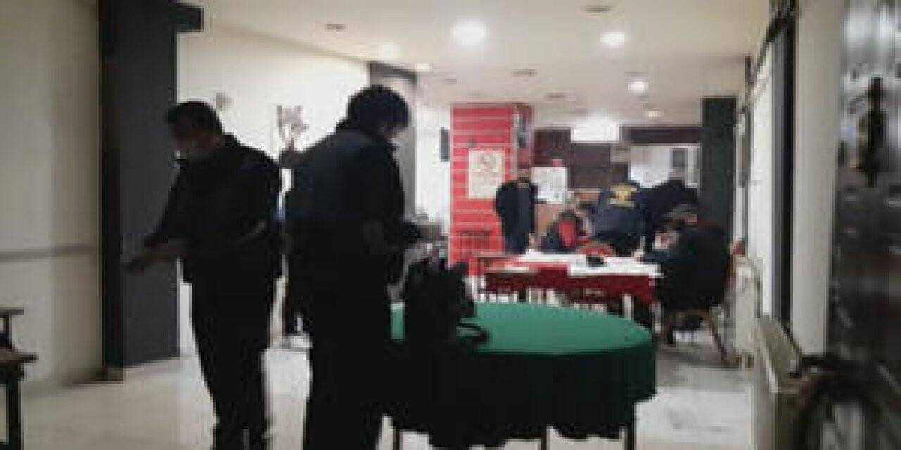 Ümraniye'de koronavirüs tedbirlerine uymayan kıraathane mühürlendi