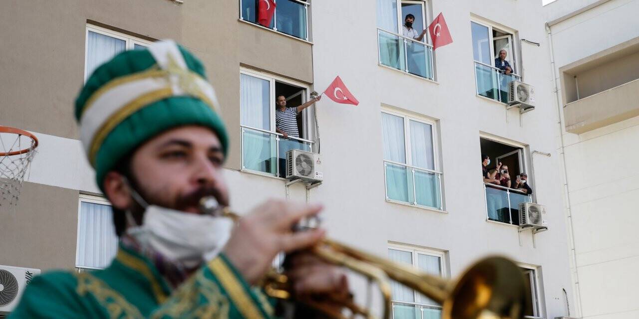 İzmir'deki yurtta karantina süresi tamamlananlar mehterle uğurlandı