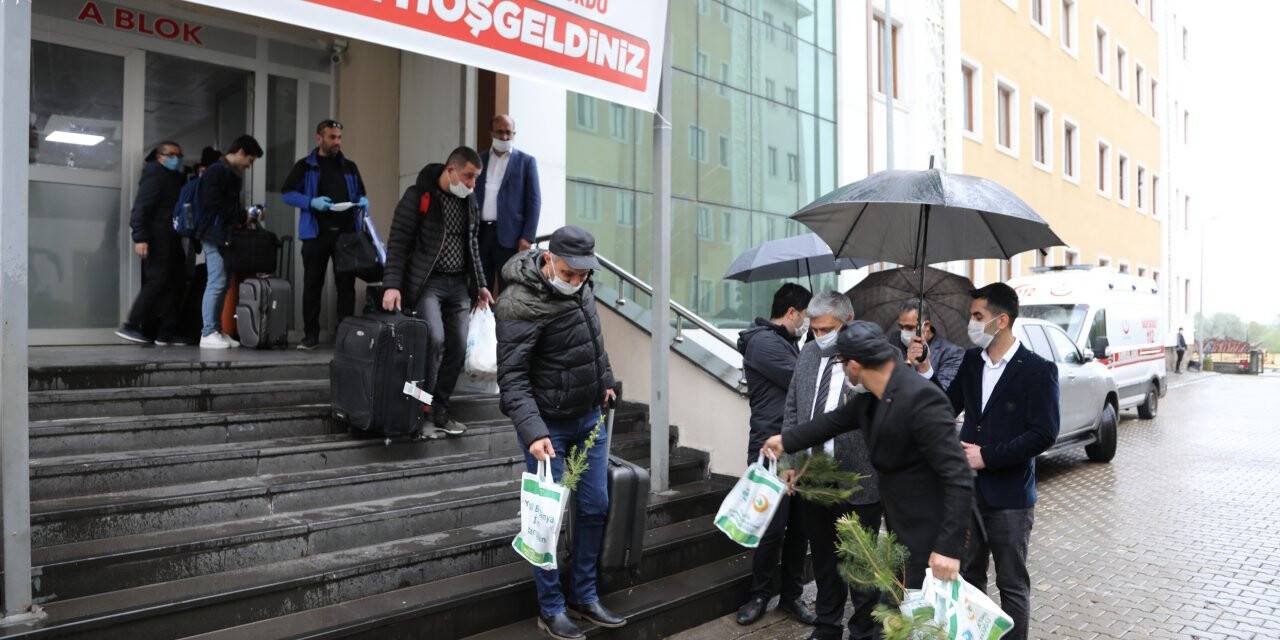 Karantina süreci tamamlanan vatandaşlar Bingöl'den fidanlarla uğurlandı