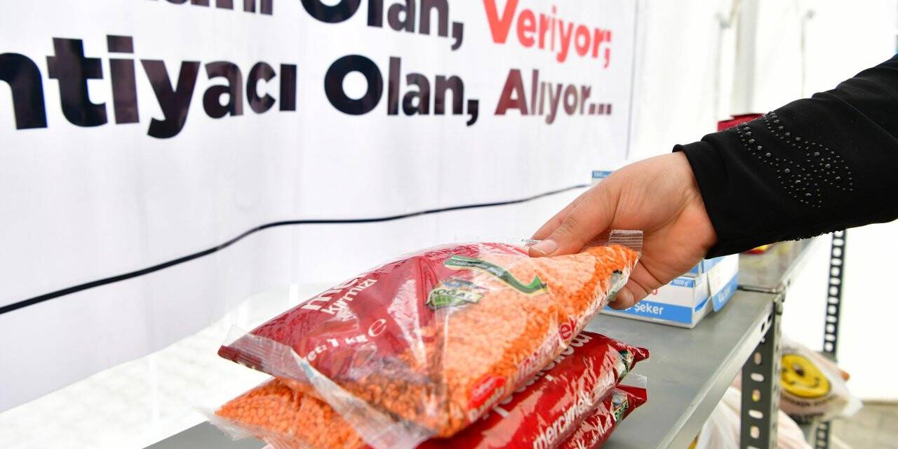 Mamak'ta yardımseverlerle ihtiyaç sahiplerini buluşturan çarşı kuruldu