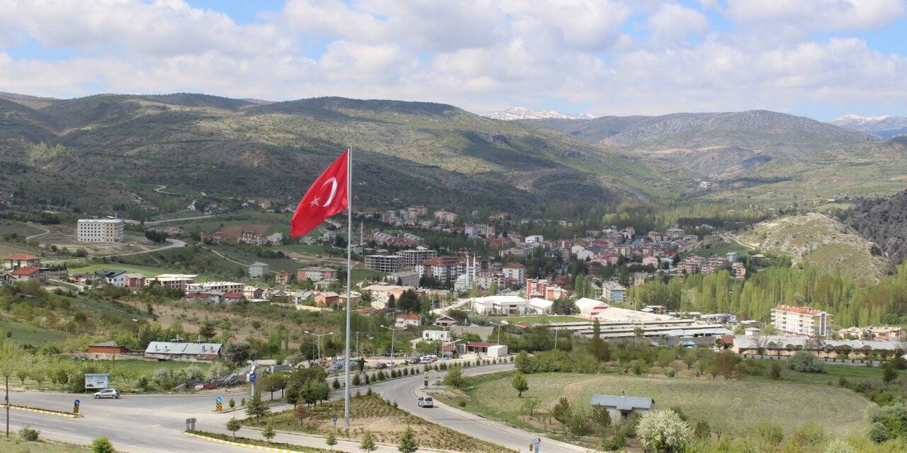 Bozkır'ın üzerinde dev Türk bayrağı dalgalanıyor